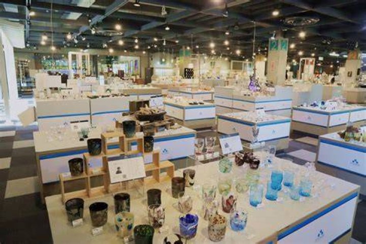 suwa ガラス の 里でガラスの展示や体験を楽しむ様子